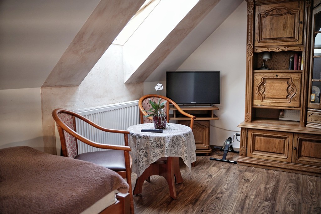 Pokoje w Domu Seniora „Gwarek” w Skrzyszowie posiadają kąciki wypoczynkowe z TV