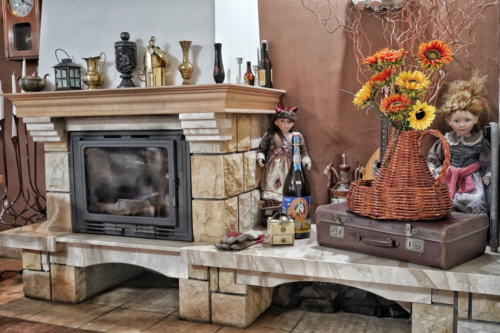 Mieszkańcy Domu Seniora „Gwarek” w Skrzyszowie chętnie spędzają zimowe wieczory przed kominkiem