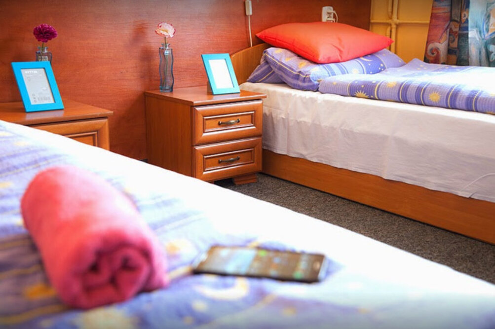 W pokojach na terenie Domu Seniora CM w Marcinowicach znajdują się wygodne łóżka i pojemne meble do przechowywania osobistych rzeczy