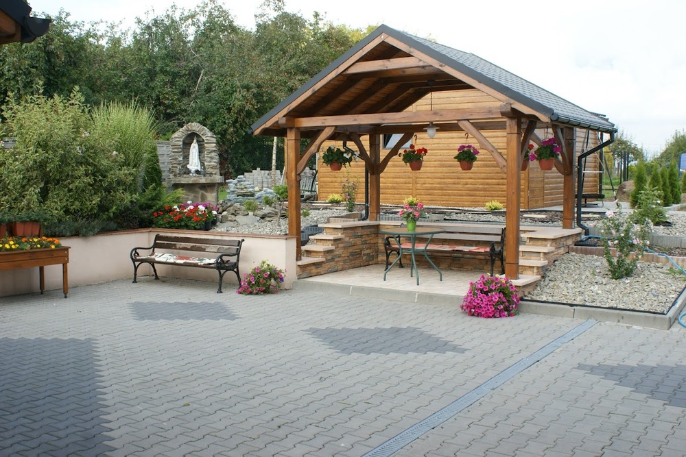 Przed Domem Opieki „Arka” w Koszęcinie znajduje się miejsce do rekreacji - na zdjęciu altana grillowa