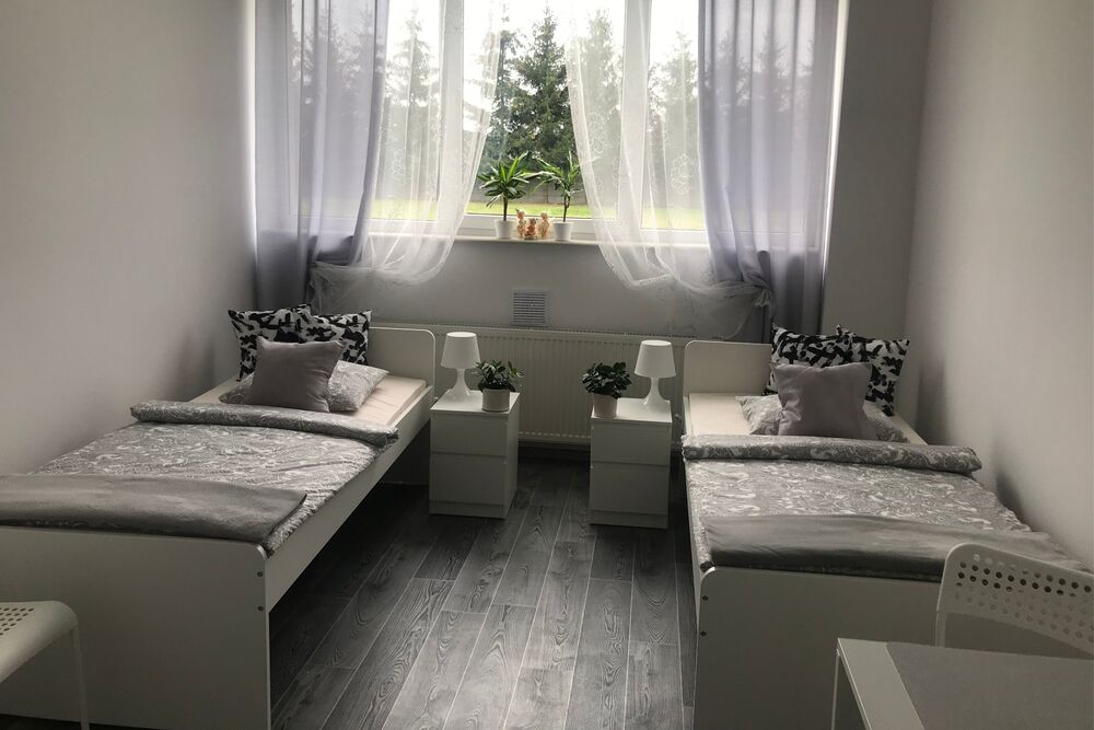 Pokoje w Domu Opieki „Leśny Zakątek” w Budlu są funkcjonalne urządzone i w pełni umeblowane