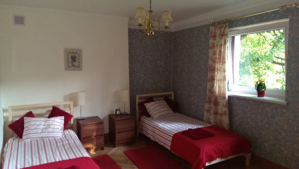 Pokoje w Domu Aktywnego Seniora „Biała Dalia” w Konstancinie-Jeziornie są wygodne i wyposażone w niezbędne udogodnienia