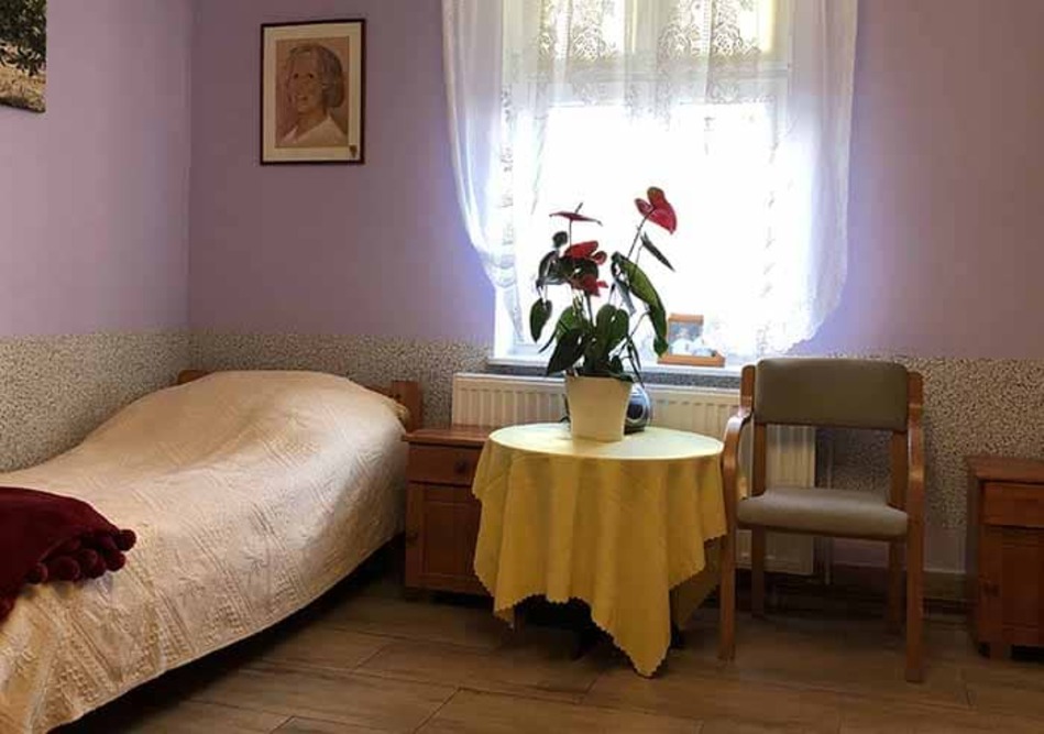 Pokoje w Pensjonaciku Rodzinnym pod Dębami w miejscowości Kania  są jasne i przytulne, dzięki czemu seniorzy mogą poczuć się w nich jak w domu