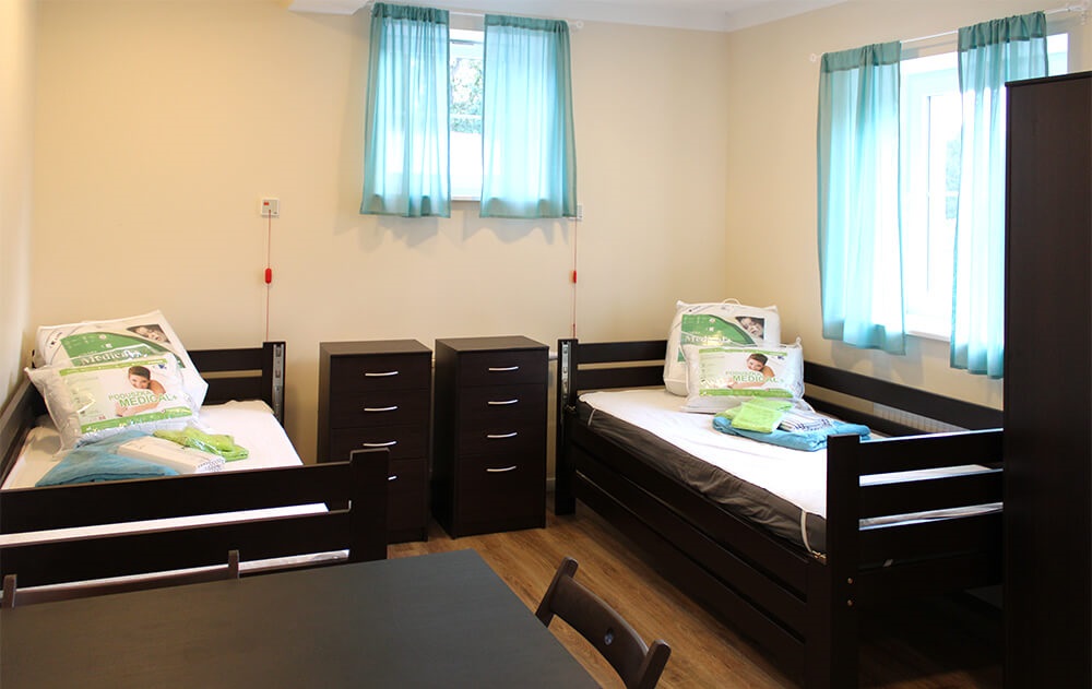 Jeden z pokoi 2-osobowych w Domu Opieki Kośminy