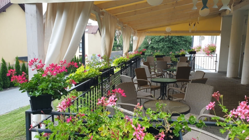 Przed Domem Seniora „Zapiecek” w Wieliczce znajduje się zadaszony taras