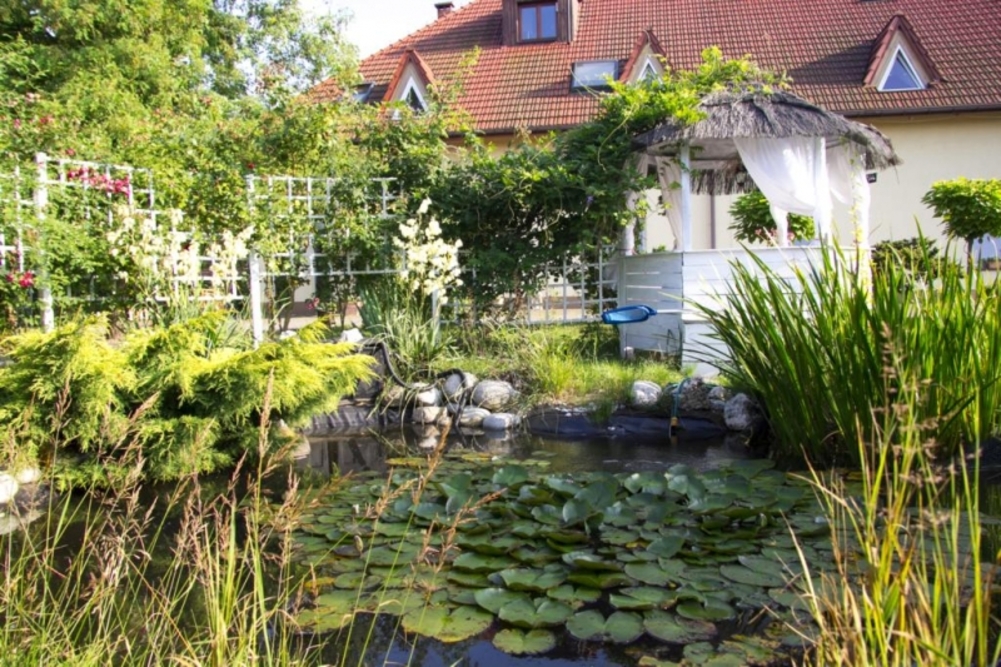 Dom Opieki „Zapiecek” w Zabierzowie Bocheńskim i otaczający go ogród