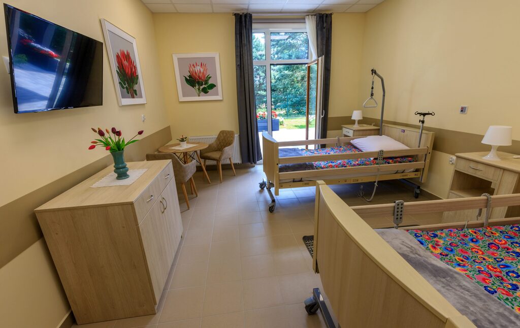 Pokoje na parterze Domu Opieki „Leśna Róża” w Woli Żelechowskiej mają bezpośrednie wyjście na taras