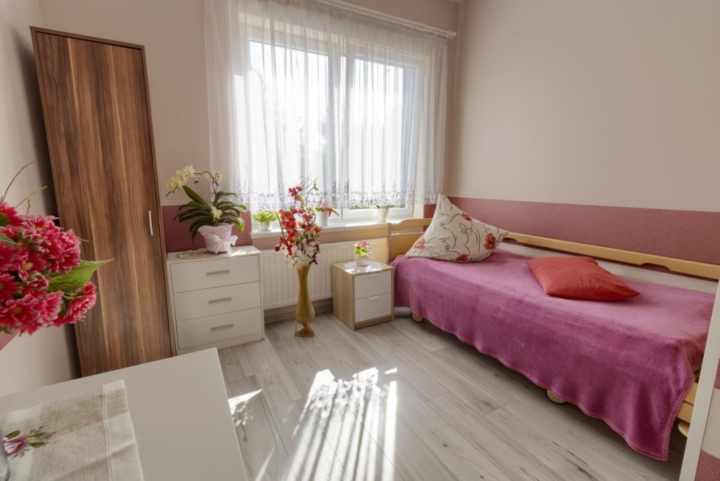Pokoje w Domu Spokojnej Starości „Słoneczny Las” w Stanisławowie są jasne, przytulne i utrzymane w ciepłej kolorystyce