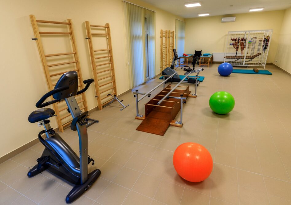 Na terenie Domu Opieki „Leśna Róża” w Woli Żelechowskiej znajduje się świetnie wyposażona sala gimnastyczna