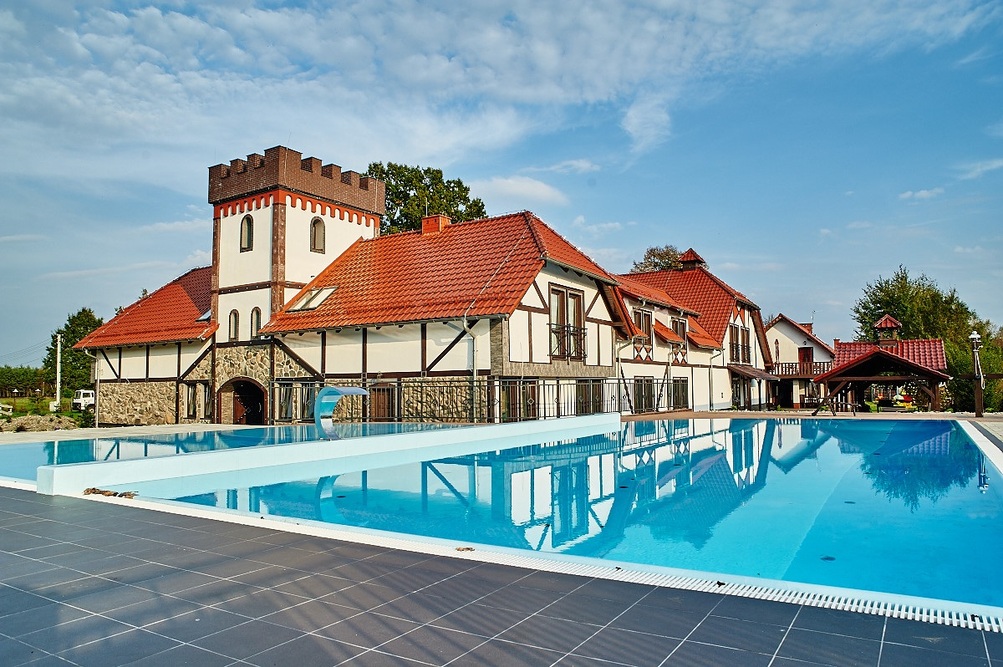 Na terenie „Dworu Zawiszy” w Dylakach  znajduje się park ze starodrzewem, liczne ścieżki spacerowa, a także baseny