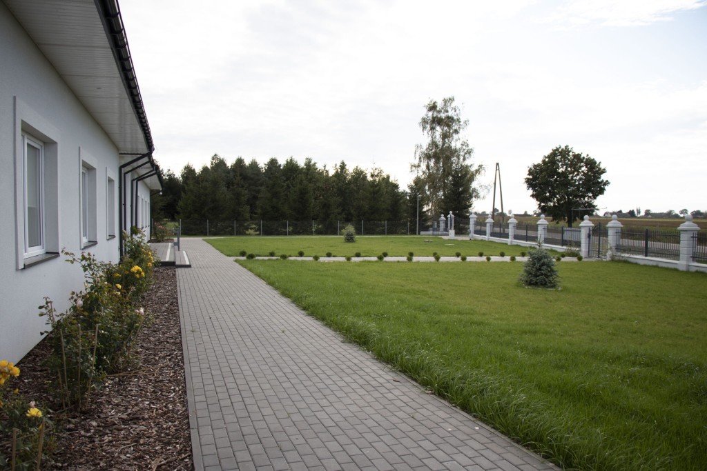 Ogród przed Różanym Dworem Seniora w Trębkach Nowych