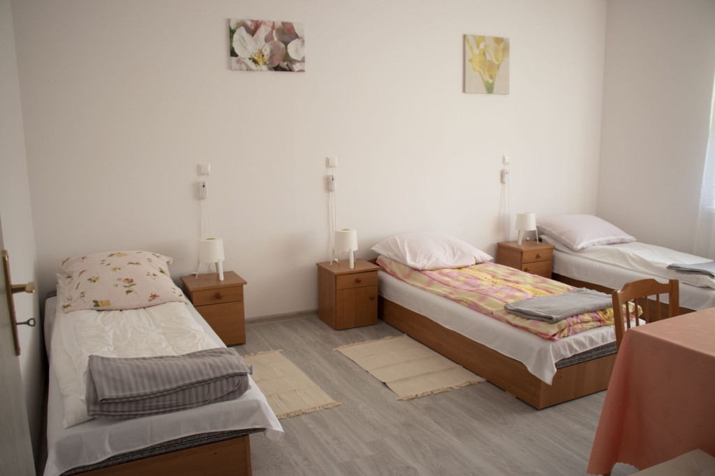 Pokoje w Różanym Dworze Seniora w Trębkach Nowych są zamykane na klucz, a przy łóżkach zamontowana jest instalacja przywoławcza