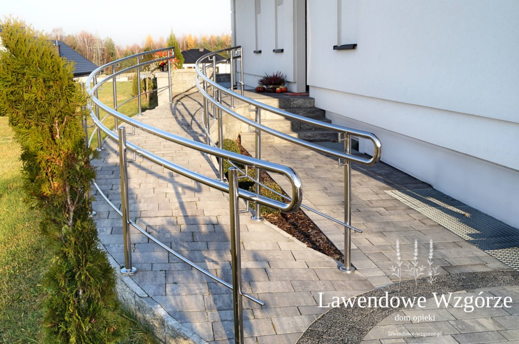 Mieszkańcy Domu Opieki „Lawendowe Wzgórze” w Podgrodziu mają nieograniczony dostęp do ogrodu - dużym atutem są specjalne podjazdy dla wózków inwalidzkich