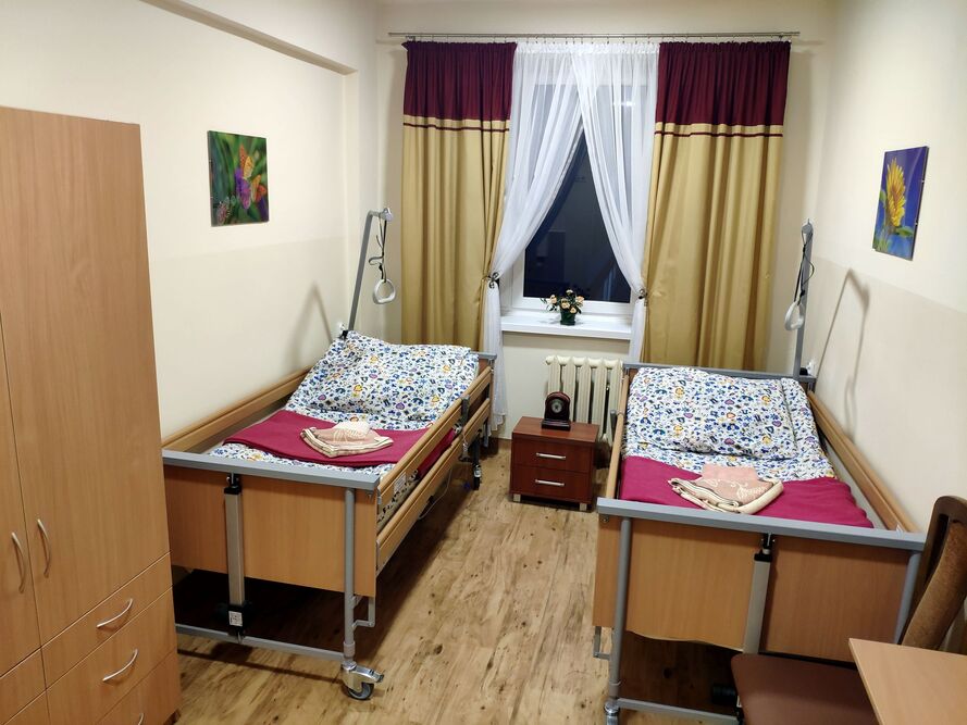 W pokojach Centrum Opieki „Senior” w Woli znajdują sie specjalistyczne łóżka medyczne