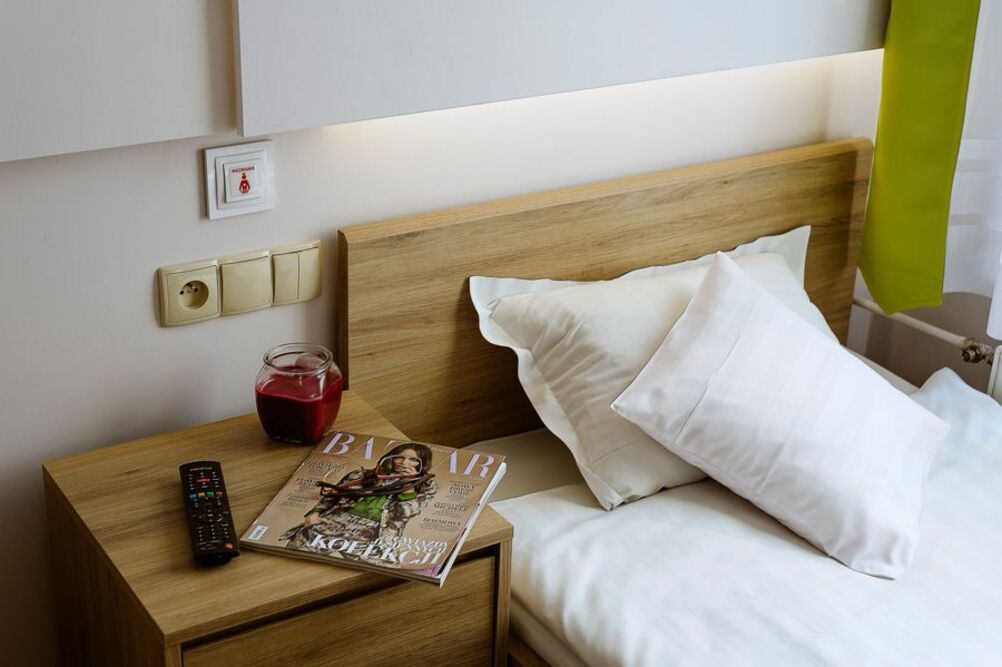 Pokoje mieszkalne w Domu Seniora „Stały Ląd” w Tychach  wyposażone są w nowoczesną instalację przywoławczą 