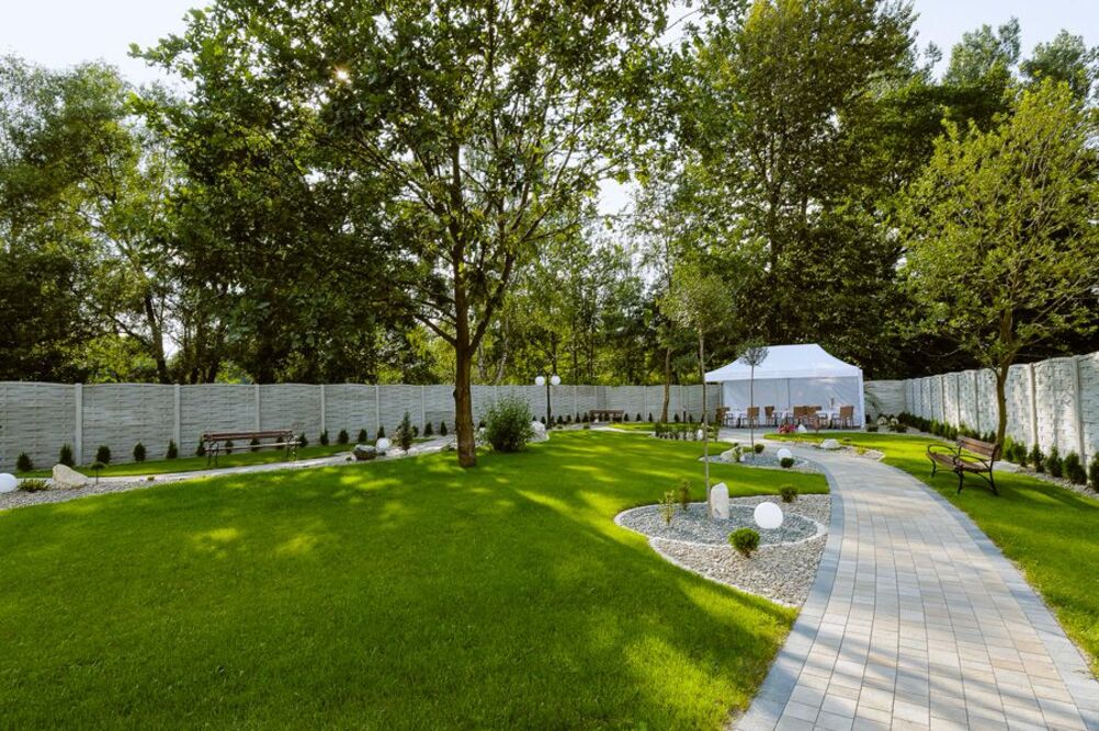 Teren Domu Seniora „Stały Ląd” w Tychach jest ogrodzony, co gwarantuje nie tylko prywatność, ale i bezpieczeństwo pensjonariuszy