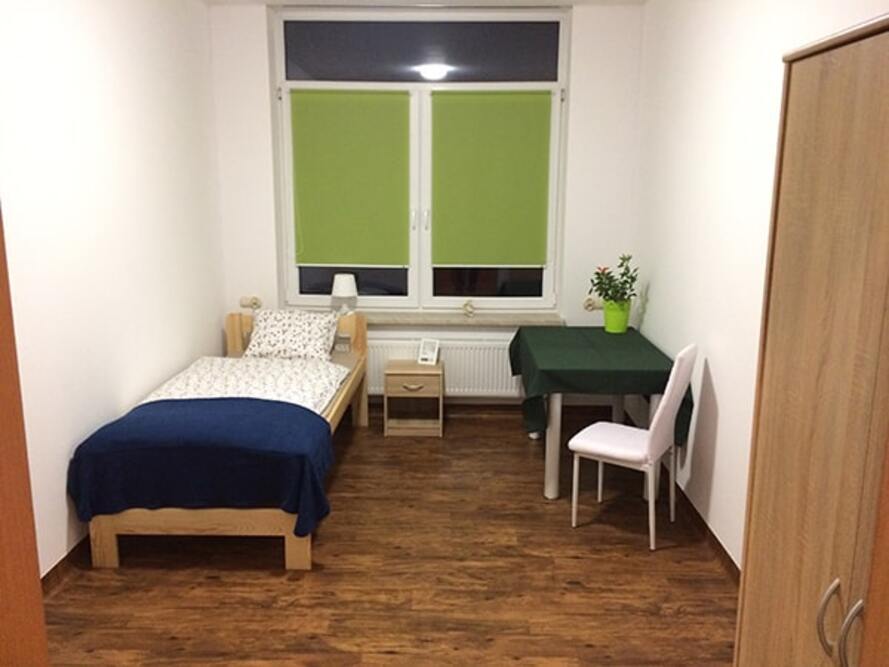 Dom Seniora „Zacisze” w Troszynie oferuje swoim podopiecznym komfortowe warunki bytowe - na zdjęciu pokój 1-osobowy