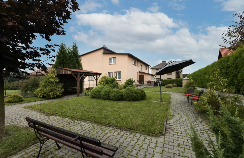 Dom Opieki „Magnolia” w Wilamowicach i otaczający go ogród