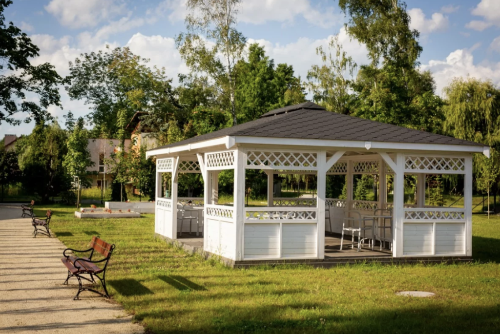 Na terenie Domu Seniora „Mariella” w Konstancinie-Jeziornej znajduje się pięknie zaaranżowany ogród z altaną, ławeczkami i ścieżkami spacerowymi