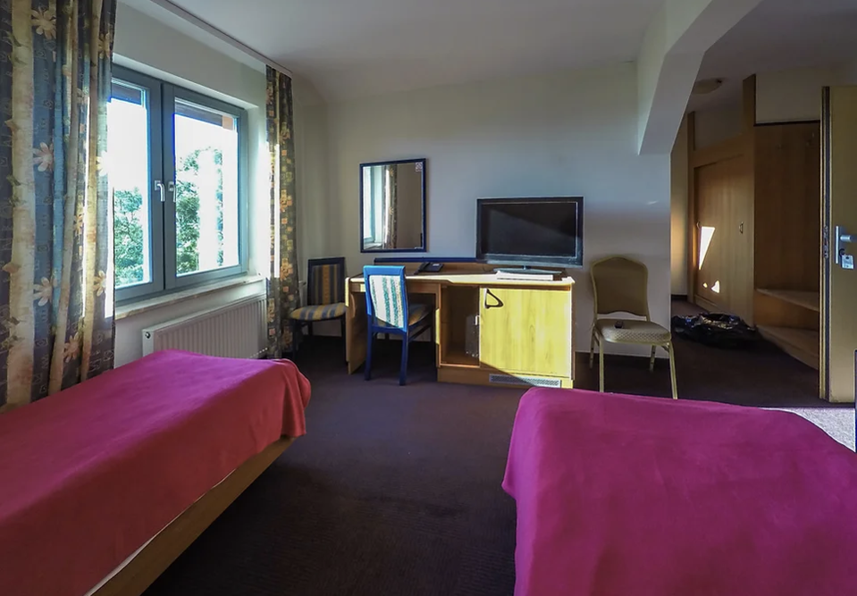 Jeden z pokoi mieszkalnych w Domu Seniora „Karkonoski Zakątek” w Jeleniej Górze