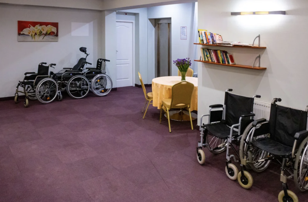 Dom Seniora „Karkonoski Zakątek” w Jeleniej Górze dysponuje sprzętem rehabilitacyjnym - na wyposażeniu znajdują się między innymi balkoniki i wózki inwalidzkie