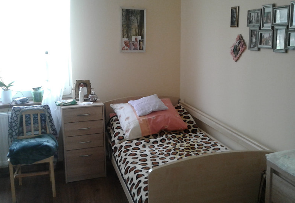 Pokoje w Domu Opieki „Na Polanie” w Mokrem wyposażone są wygodne łóżka i niezbędne meble