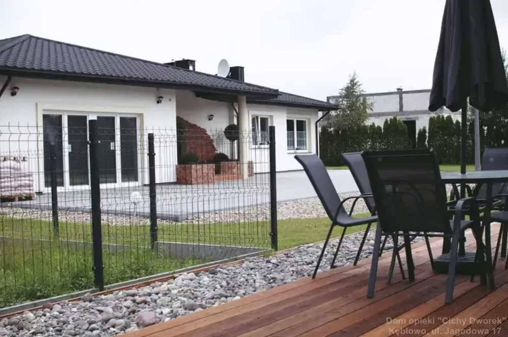 Dom Opieki „Cichy Dworek” w Kębłowie i znajdujący się przed wejściem kącik wypoczynkowy