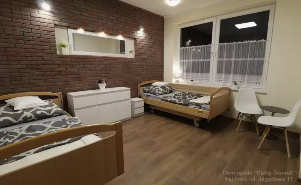 Pokoje w Domu Opieki „Cichy Dworek” w Kębłowie są jasne i przytulne - w każdym z nich znajdują się niezbędne meble
