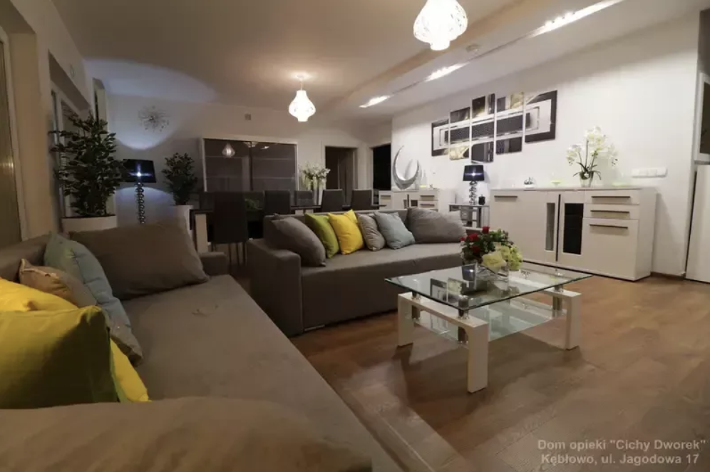 Salon w Domu Opieki „Cichy Dworek” w Kębłowie to jedno z tych pomieszczeń, w których seniorzy mogą się integrować i spędzać czas wspólnie