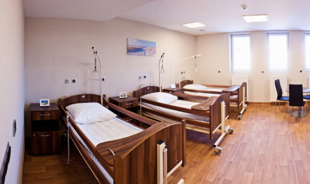 W pokojach w Zakładzie Opiekuńczo-Leczniczym „Skałka” w Bukownie znajdują się specjalistyczne łóżka medyczne z instalacją przywoławczą