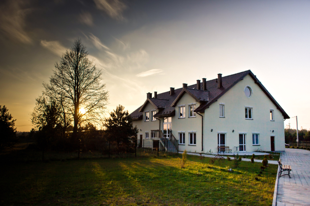Dom Seniora „Zielone Niwy” w Daleszycach to nowoczesny obiekt położony w spokojnej okolicy