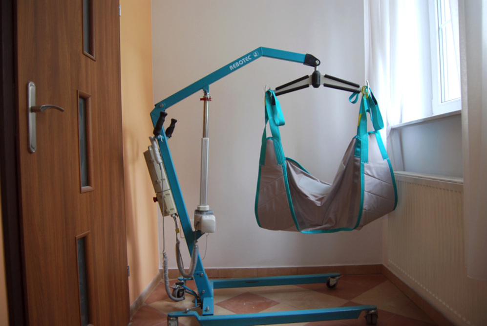 Dom Seniora „Willa Wawerska” w Józefowie dysponuje profesjonalnym sprzętem dla osób niepełnosprawnych