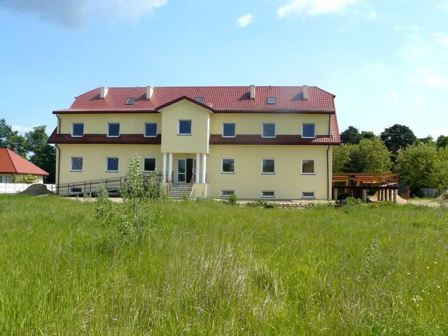 Dom Pielęgnacyjno-Opiekuńczy „Dworek” w Józefowie  otoczony jest zielenią - jego mieszkańcy mogą odpoczywać w ciszy i w bliskim kontakcie z naturą