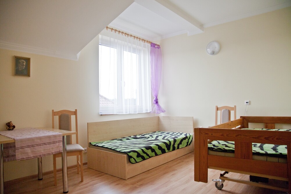 Jeden z pokoi 2-osobowych w Domu Seniora „Zielone Niwy” w Daleszycach