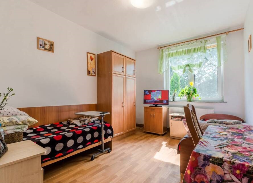 Dom Opieki „Marion” w Zakroczymiu zapewnia swoim podopiecznym komfortowe warunki bytowe (na zdjęciu pokój 2-osobowy)