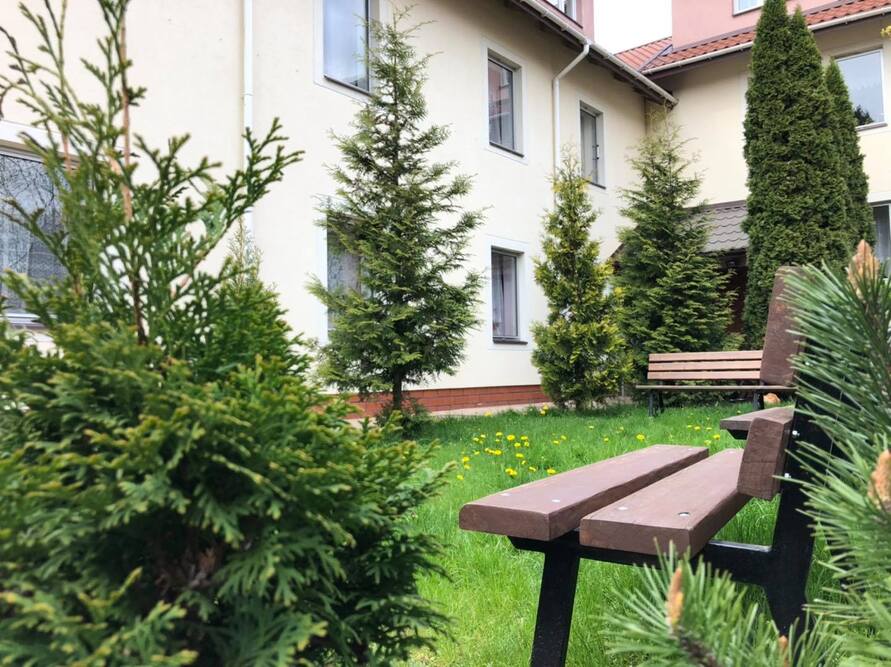 Dom opieki „Róża” w Łomiankach – Dąbrowie i otaczający go ogród