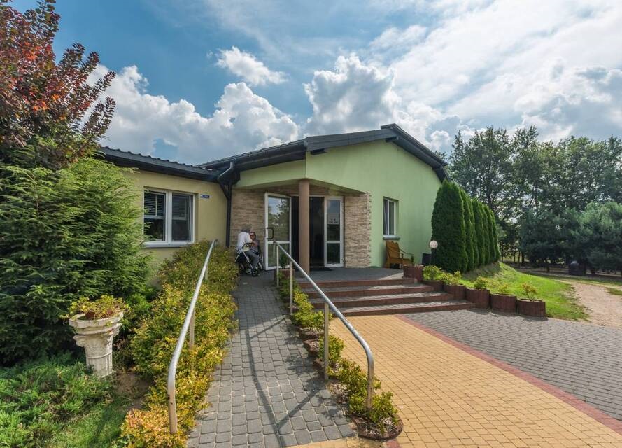 Przed Domem Opieki „Marion” w Zakroczymiu  znajduje się specjalny podjazd dla wózków inwalidzkich