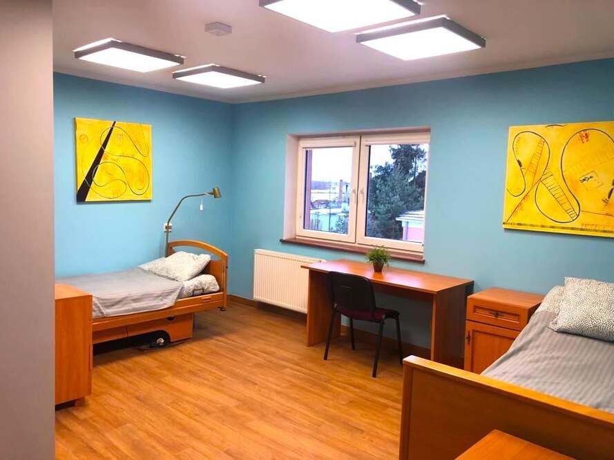 W pokojach Domu Seniora „Jovimed” w Ksawerowie znajduje się podstawowe wyposażenie - seniorzy mogą przywieźć ze sobą dodatkowe meble