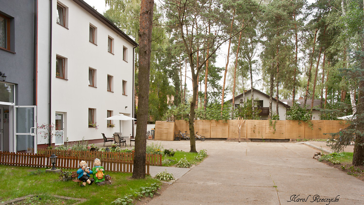 Teren Domu Spokojnej Starości w Kobyłce  jest ogrodzony - w ogrodzie znajdują się wygodne meble wypoczynkowe, a także ścieżki spacerowe