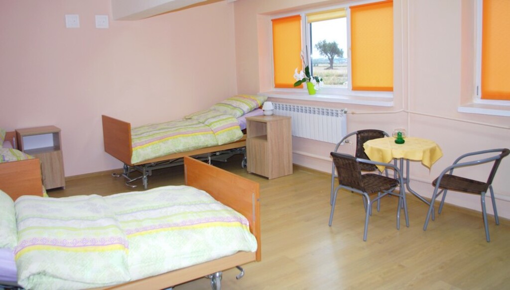 Pokoje w Domu Opieki „Rokszyce” w Rokszycach Drugich Pokoje są jasne i urządzone z myślą o komforcie pensjonariuszy