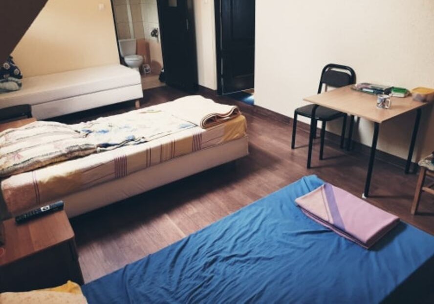 Pokoje w Placówce Opiekuńczej „Tęczowe Zacisze” w Kamiennej Woli są wyposażone w łazienki i telewizory