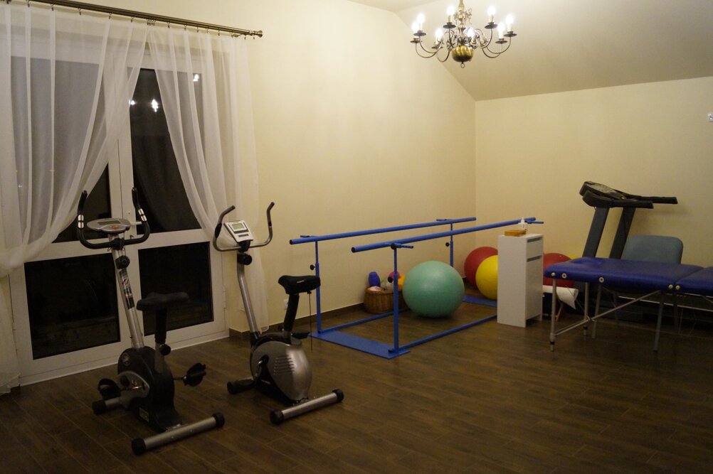 Dom Opieki „Przestrzeń Seniora” w Żyrardowie dysponuje własnym zapleczem rehabilitacyjnym - w budynku znajduje się świetnie wyposażona sala do ćwiczeń