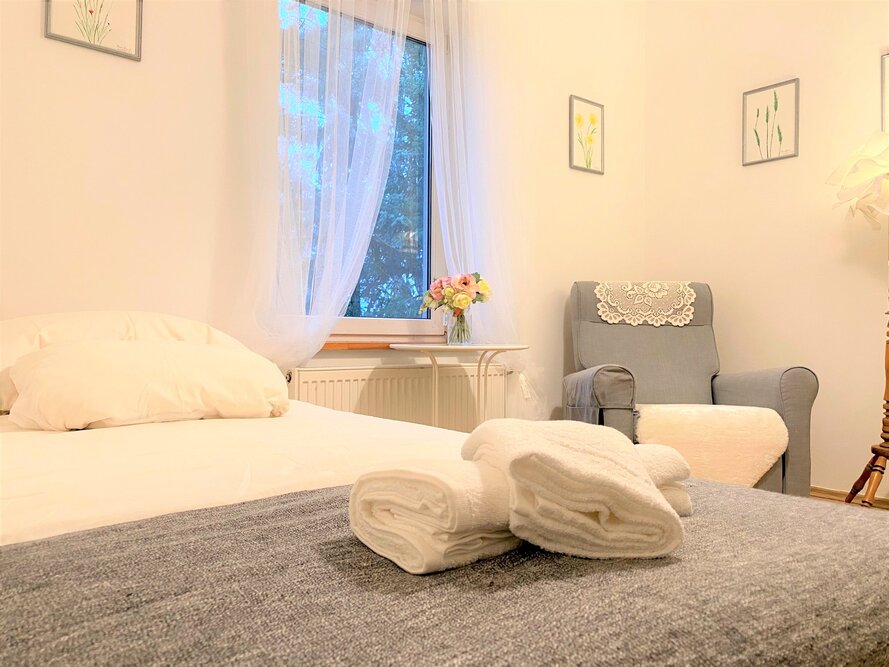 Dom opieki „Róża” w Łomiankach – Dąbrowie oferuje swoim podopiecznym pobyt w komfortowych pokojach