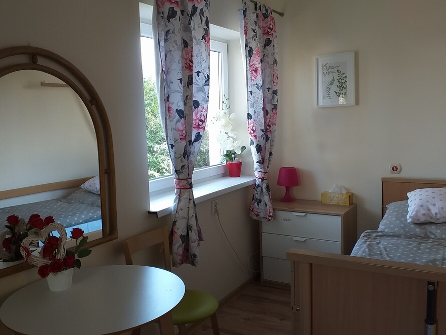 Pokoje w „Villi Peonia” w Łodzi wyposażone są w specjalistyczne łóżka medyczne, co wpływa na komfort seniorów