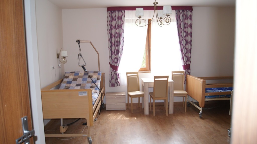 W pokojach w Domu Seniora „Złoty Wiek” w Bolewicach  znajduje się wszystko co jest niezbędne na co dzień - wygodne łóżka, stolik z krzesłami oraz pojemna szafa na ubrania