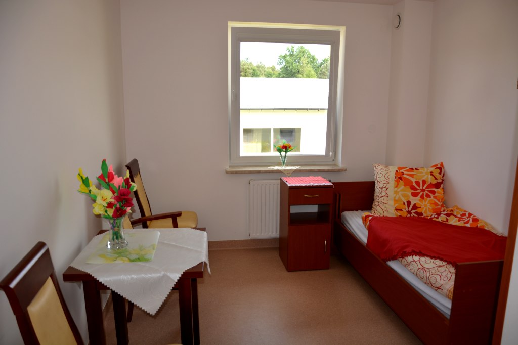 Pokoje w Domu Opieki „Iwona” w Wiązownej są niewielkie, ale przytulne i funkcjonalnie urządzone