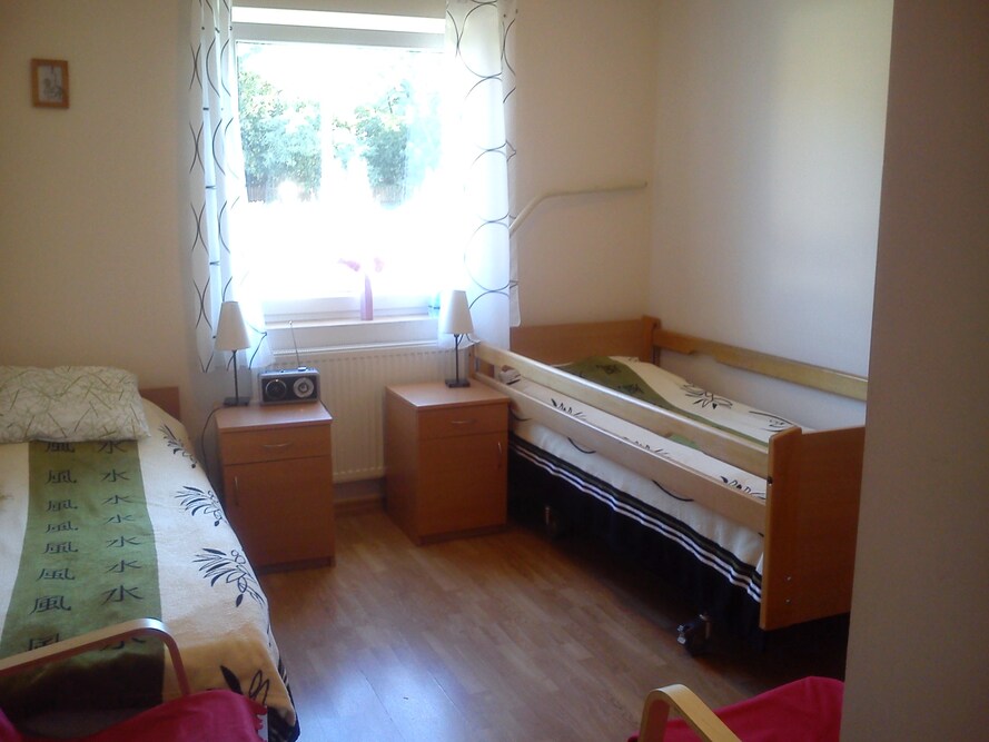 Pokoje w Domu Pielęgnacyjno-Opiekuńczy „Dworek” w Józefowie wyposażone są w podstawowe meble i sprzęty