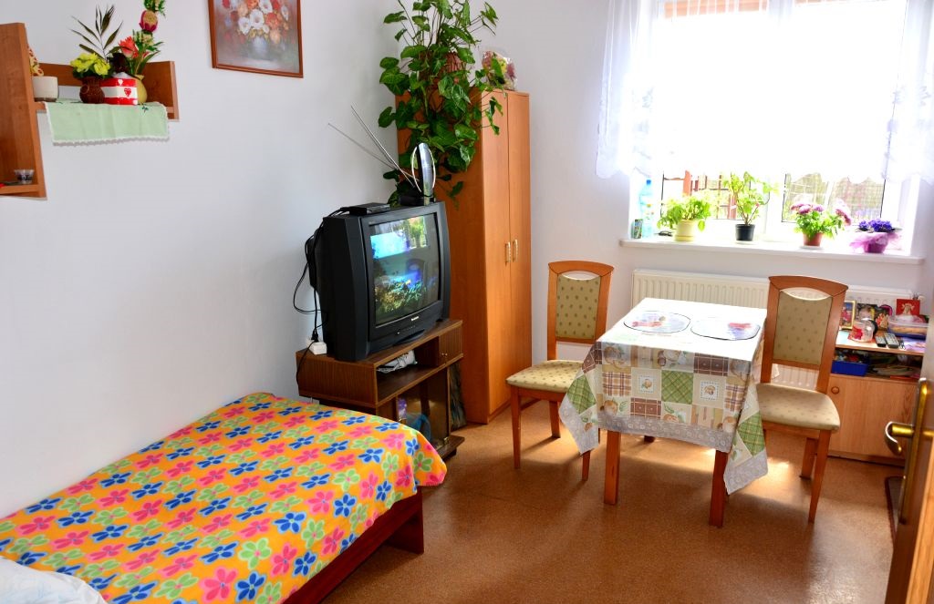 Pokoje w Prywatnym Domu Opieki „Patrycja” w Starych Babicach  są niewielkie, ale wyposażone w niezbędne meble