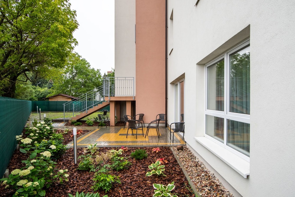 Centrum Opieki i Rehabilitacji „KlaraMed” w Michałowicach oferuje seniorom możliwość spędzania czasu na tarasie 