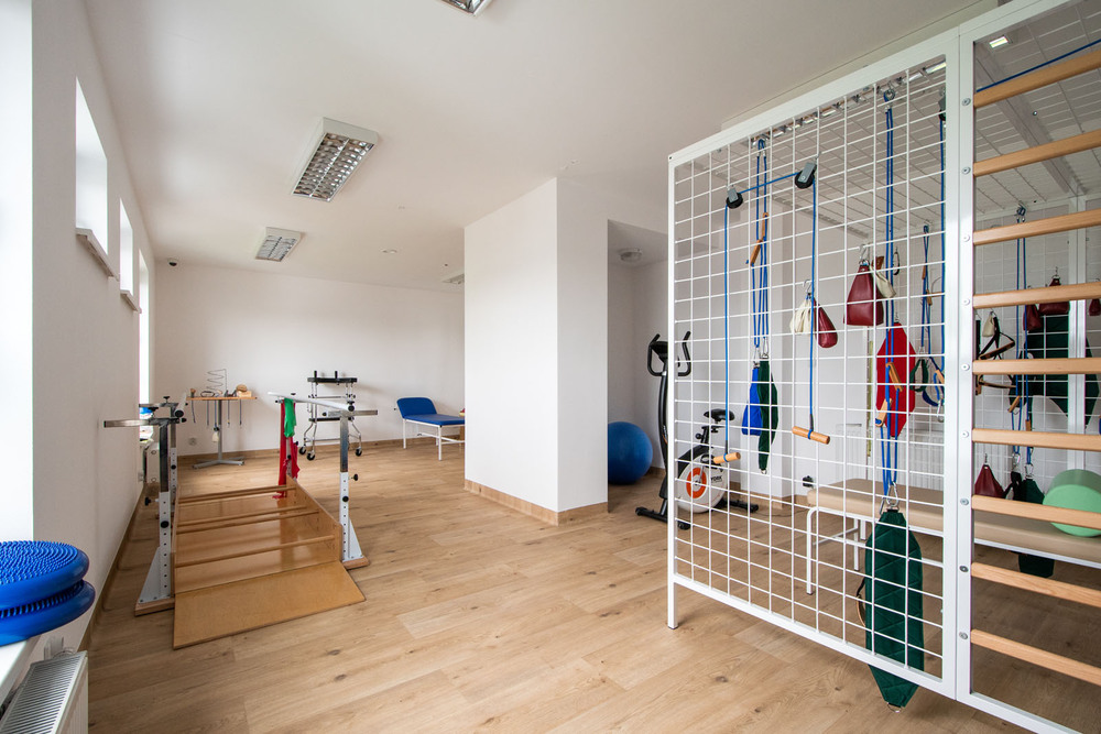 Centrum Opieki i Rehabilitacji „KlaraMed” w Michałowicach dysponuje nowocześnie urządzoną salą do rehabilitacji